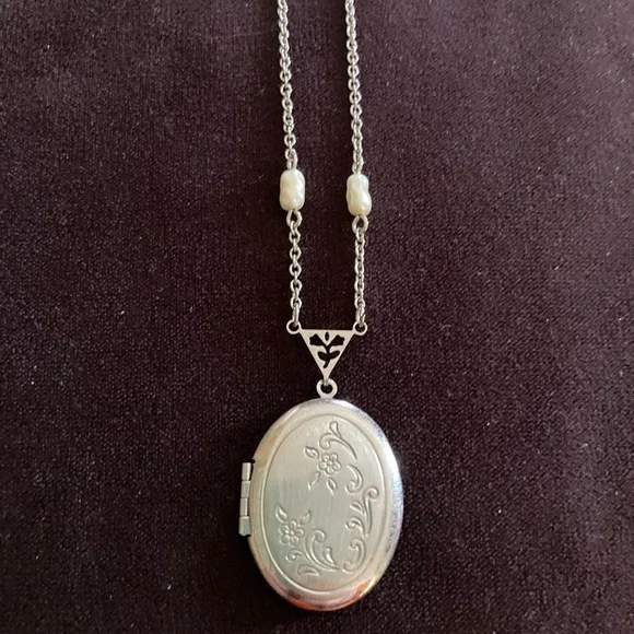 Avon Silver Tone Oval Shaped Locket With floral Design & Pearls - Picture 4 of 7